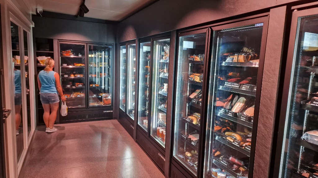 Innenansicht des 16/7 Stores – gekühlte Theken mit Fleisch- und Wurstwaren aus eigener Erzeugung